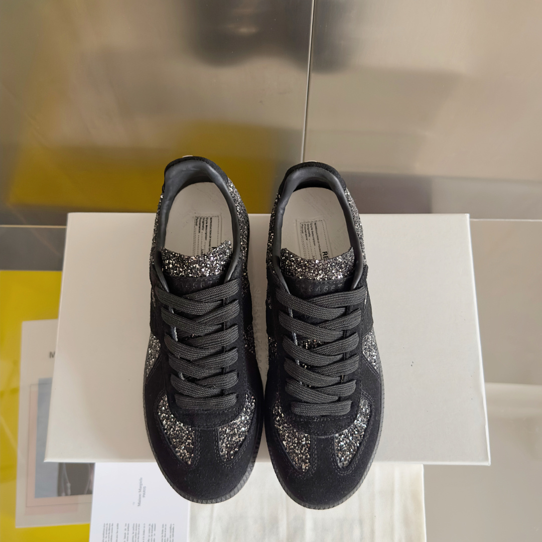顶级版本:情侣款
MaisonMargiela MM6 马吉拉 情侣款 德训鞋 休闲 运动鞋
原版购入开