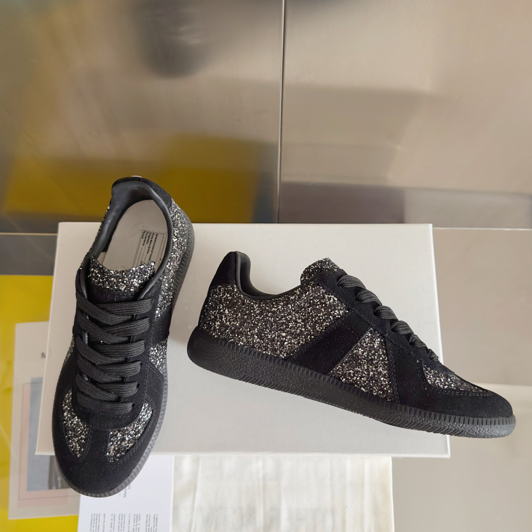 顶级版本:情侣款
MaisonMargiela MM6 马吉拉 情侣款 德训鞋 休闲 运动鞋
原版购入开
