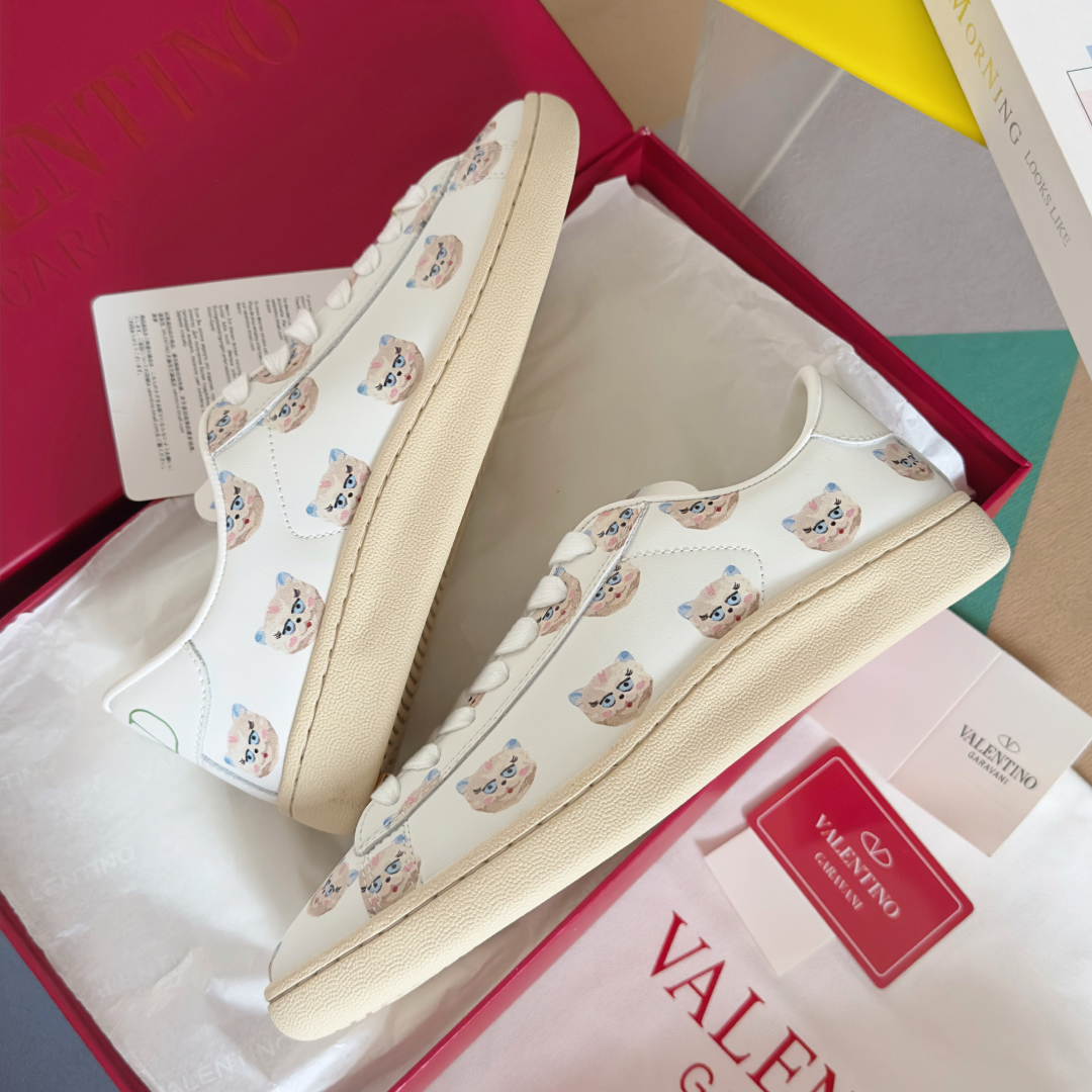 顶级版本：情侣款
Valentino华伦天奴 Royco系列 情侣款 樱桃 猫咪 休闲 运动鞋 小白鞋

