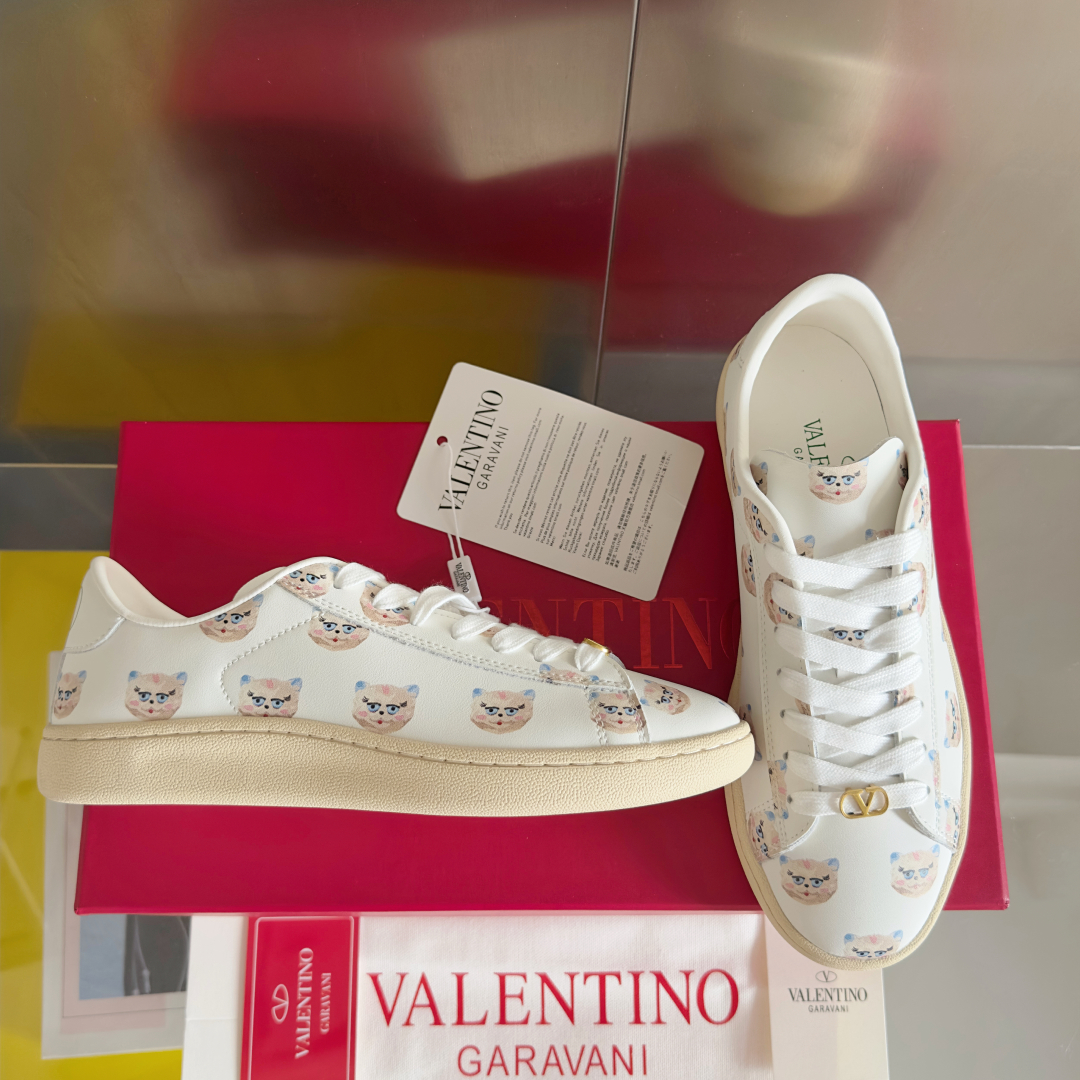 顶级版本：情侣款
Valentino华伦天奴 Royco系列 情侣款 樱桃 猫咪 休闲 运动鞋 小白鞋
