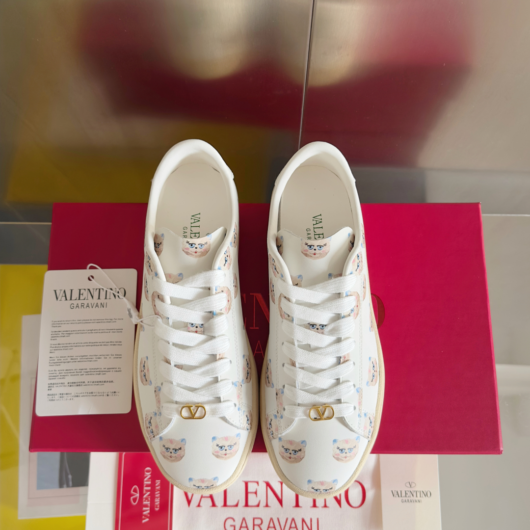 顶级版本：情侣款
Valentino华伦天奴 Royco系列 情侣款 樱桃 猫咪 休闲 运动鞋 小白鞋
