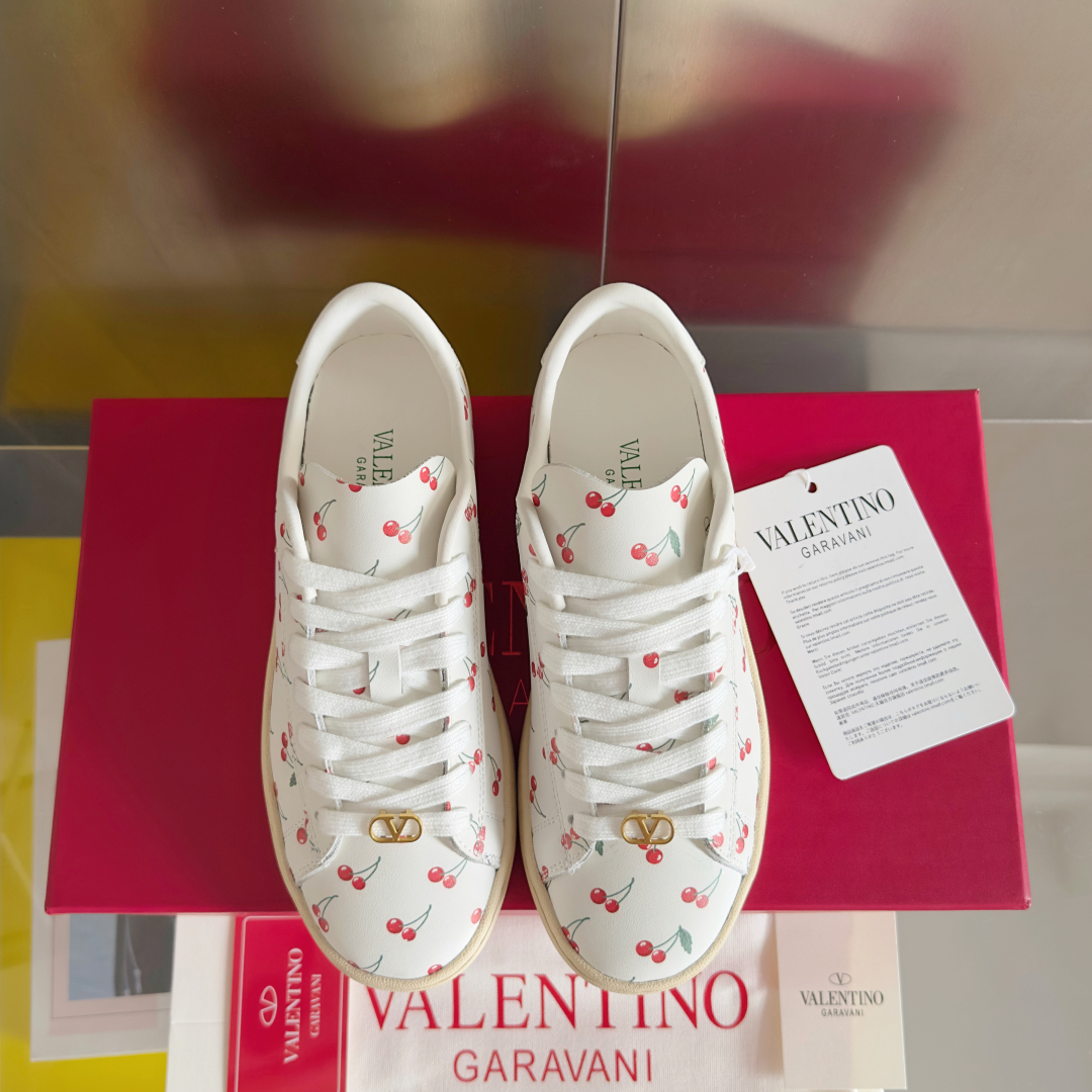 顶级版本：情侣款
Valentino华伦天奴 Royco系列 情侣款 樱桃 猫咪 休闲 运动鞋 小白鞋
