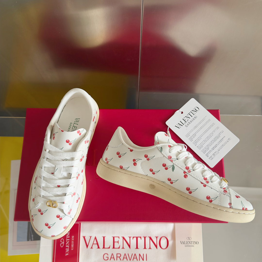 顶级版本：情侣款
Valentino华伦天奴 Royco系列 情侣款 樱桃 猫咪 休闲 运动鞋 小白鞋
