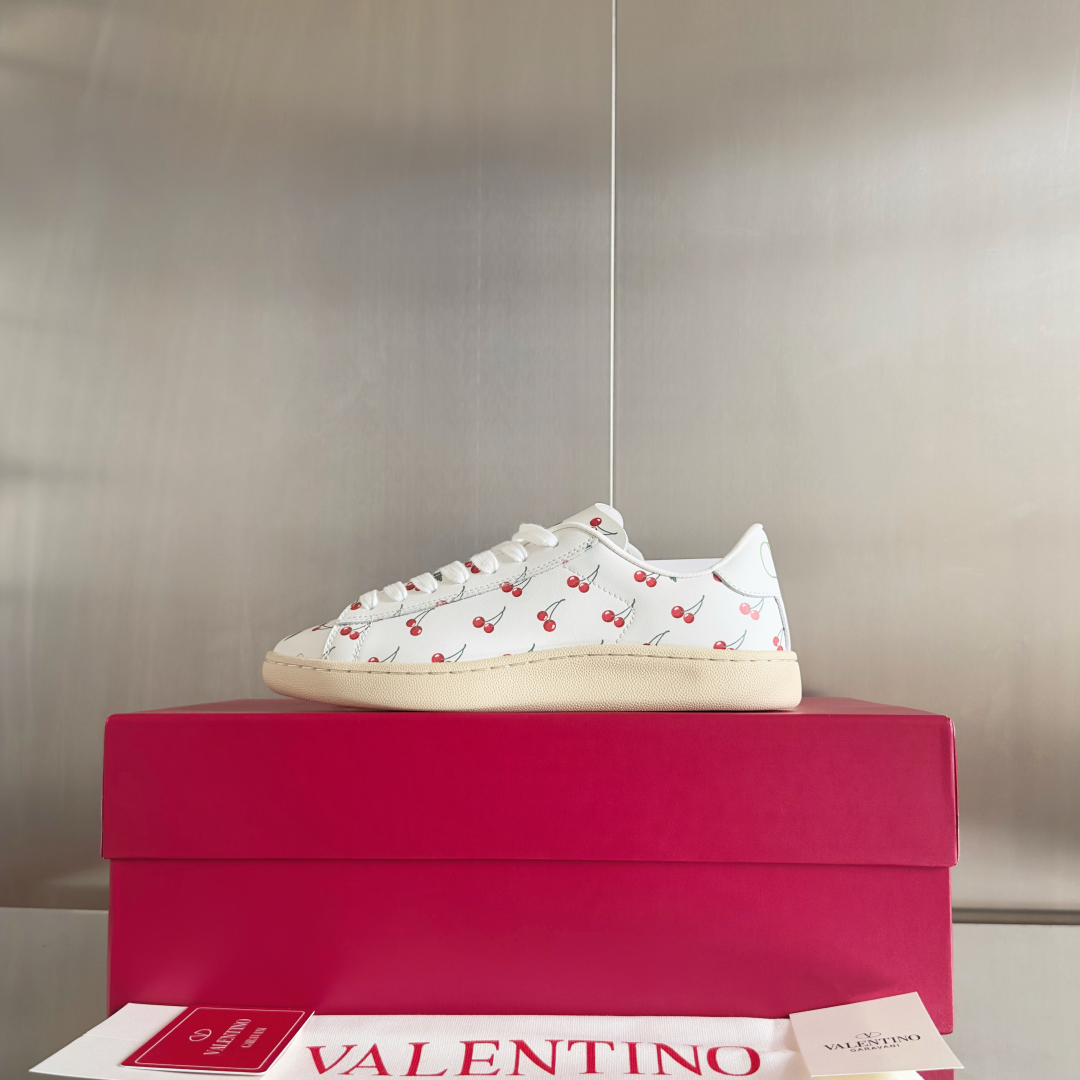顶级版本：情侣款
Valentino华伦天奴 Royco系列 情侣款 樱桃 猫咪 休闲 运动鞋 小白鞋
