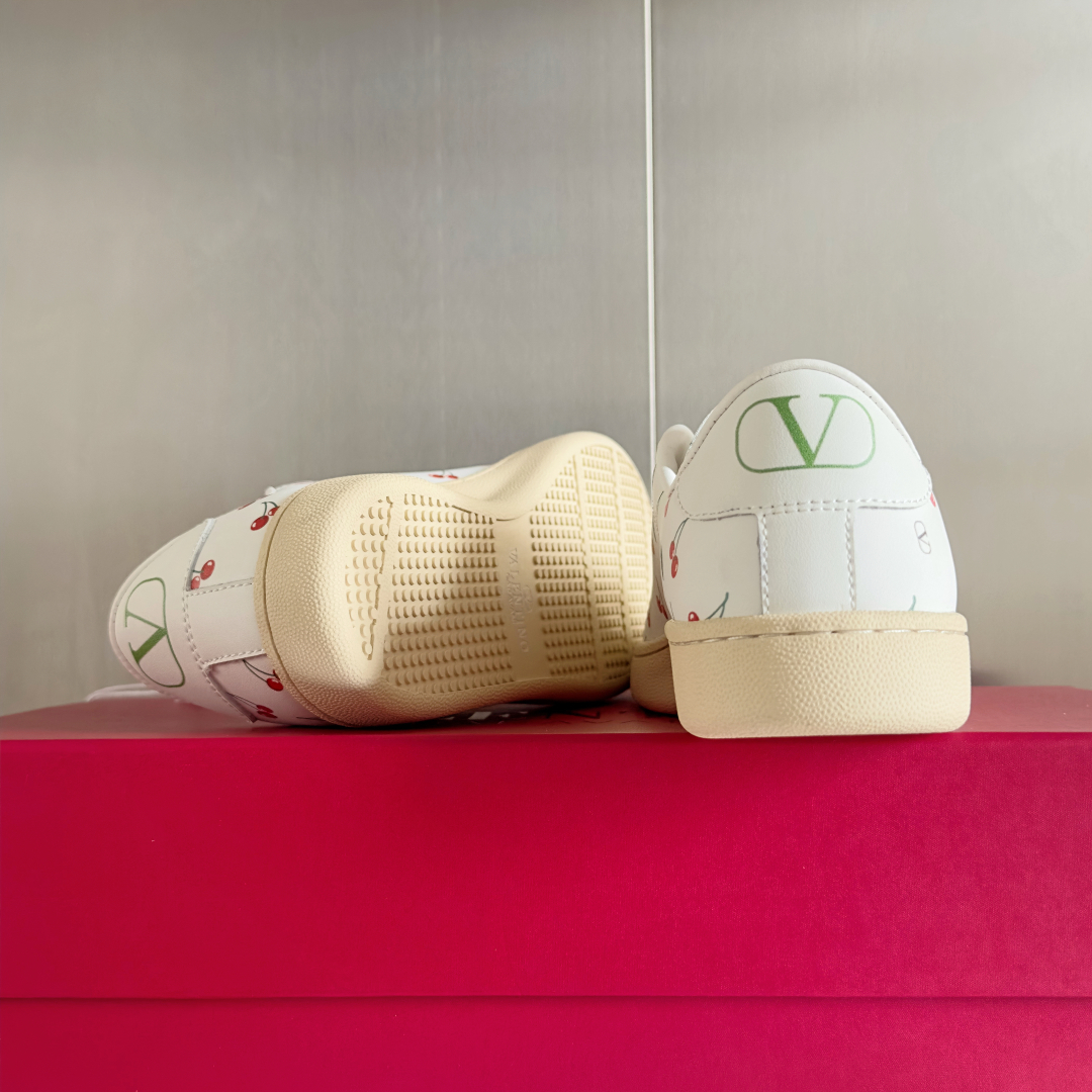 顶级版本：情侣款
Valentino华伦天奴 Royco系列 情侣款 樱桃 猫咪 休闲 运动鞋 小白鞋
