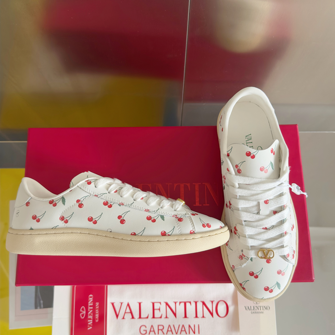 顶级版本：情侣款
Valentino华伦天奴 Royco系列 情侣款 樱桃 猫咪 休闲 运动鞋 小白鞋
