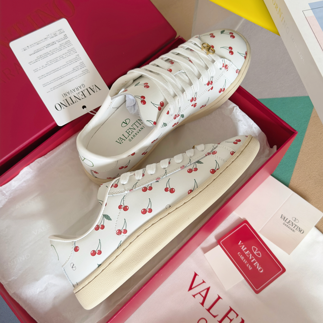 顶级版本：情侣款
Valentino华伦天奴 Royco系列 情侣款 樱桃 猫咪 休闲 运动鞋 小白鞋
