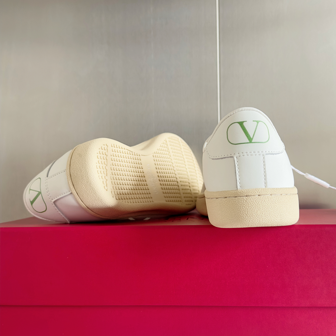 顶级版本：情侣款
Valentino华伦天奴 Royco系列 情侣款 樱桃 猫咪 休闲 运动鞋 小白鞋
