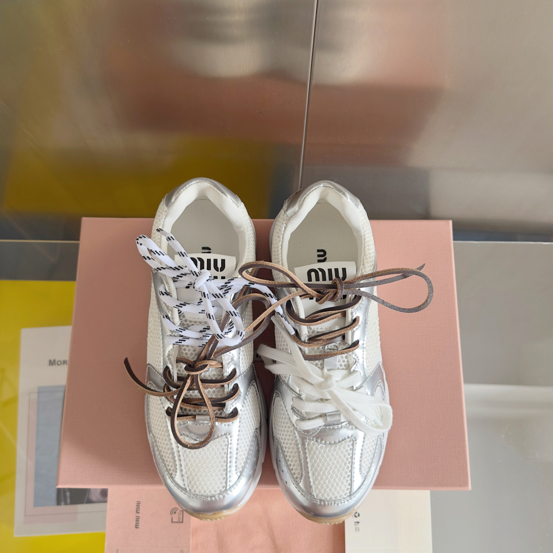 顶级版本：女款
MiuMiu缪缪 最新 复古 做旧 情侣款 休闲 运动鞋
原版购入开发 做货 这款运动鞋