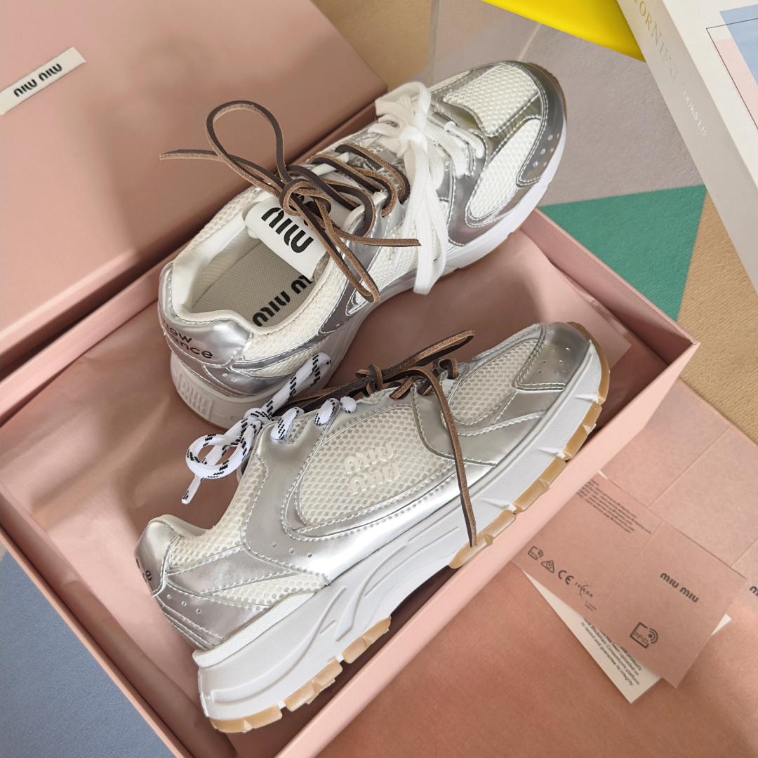 顶级版本：女款
MiuMiu缪缪 最新 复古 做旧 情侣款 休闲 运动鞋
原版购入开发 做货 这款运动鞋