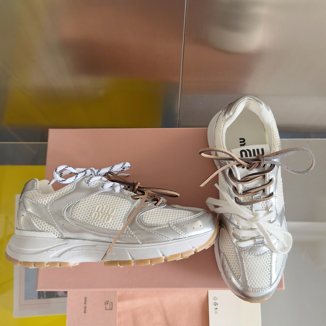 顶级版本：女款
MiuMiu缪缪 最新 复古 做旧 情侣款 休闲 运动鞋
原版购入开发 做货 这款运动鞋