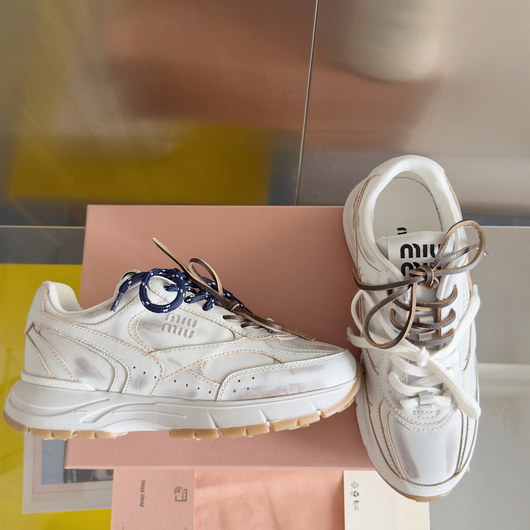 顶级版本：女款
MiuMiu缪缪 最新 复古 做旧 情侣款 休闲 运动鞋
原版购入开发 做货 这款运动鞋