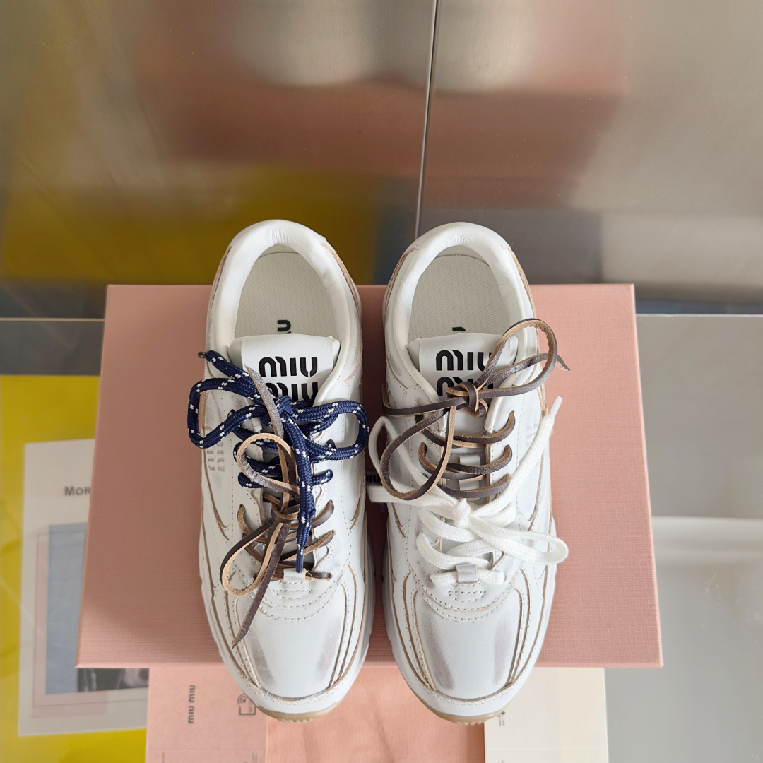 顶级版本：女款
MiuMiu缪缪 最新 复古 做旧 情侣款 休闲 运动鞋
原版购入开发 做货 这款运动鞋