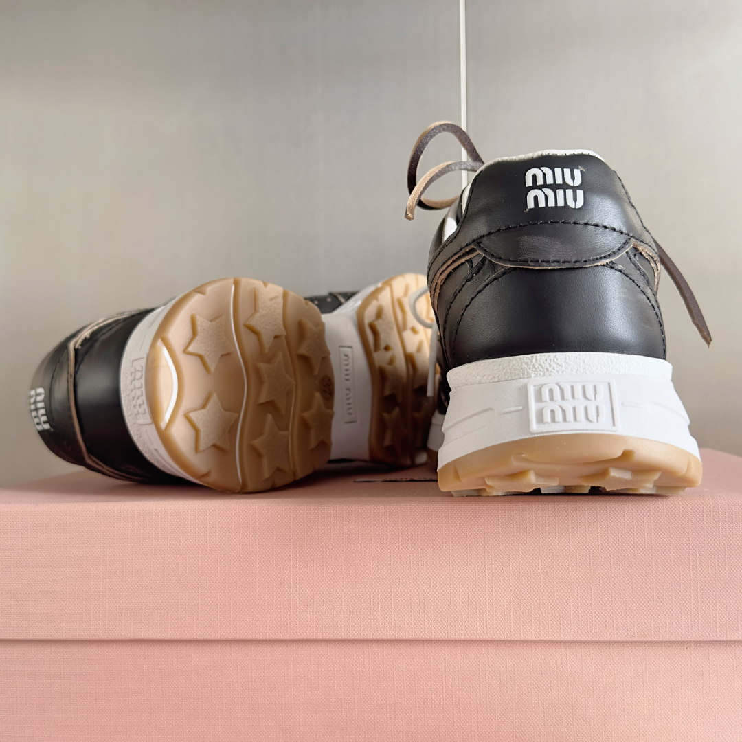 顶级版本：女款
MiuMiu缪缪 最新 复古 做旧 情侣款 休闲 运动鞋
原版购入开发 做货 这款运动鞋