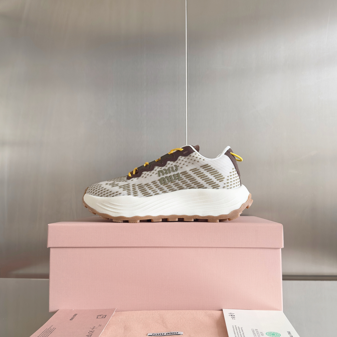 顶级版本：情侣款
MiuMiu缪缪 最新 复古 情侣款 厚底 飞织 休闲 运动鞋
原版购入开发 做货 这