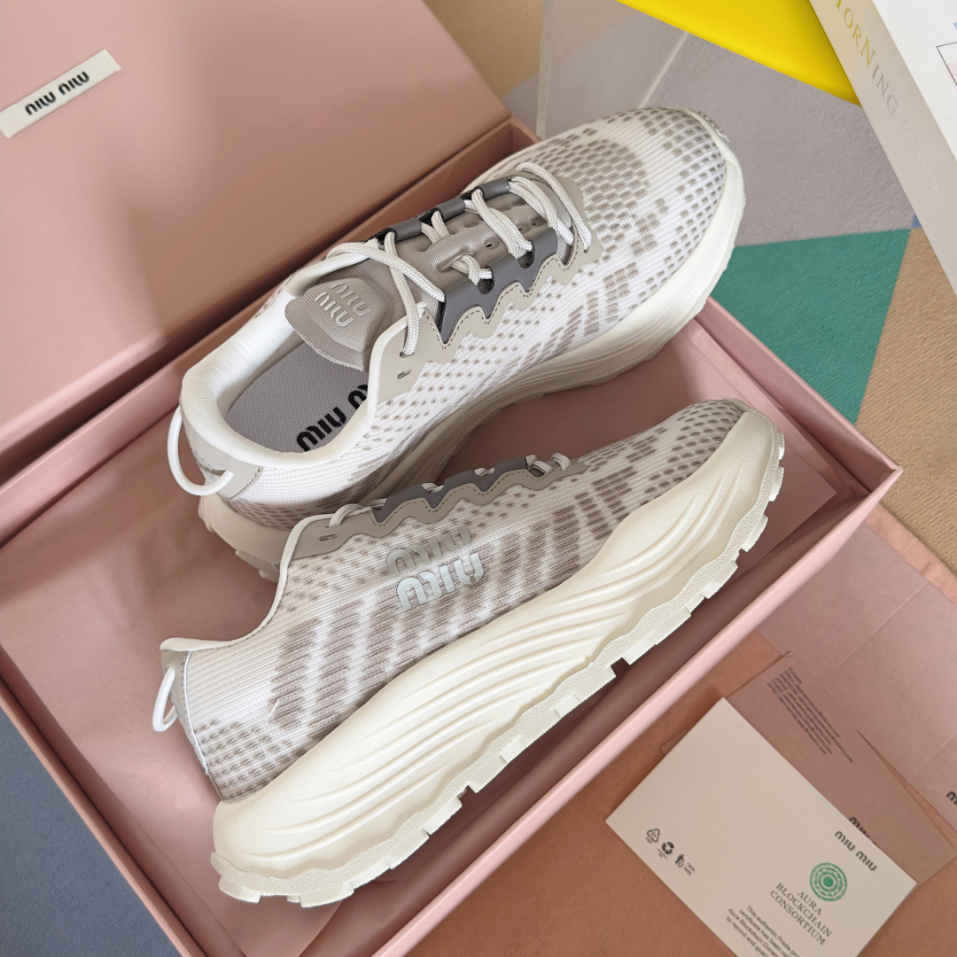 顶级版本：情侣款
MiuMiu缪缪 最新 复古 情侣款 厚底 飞织 休闲 运动鞋
原版购入开发 做货 这