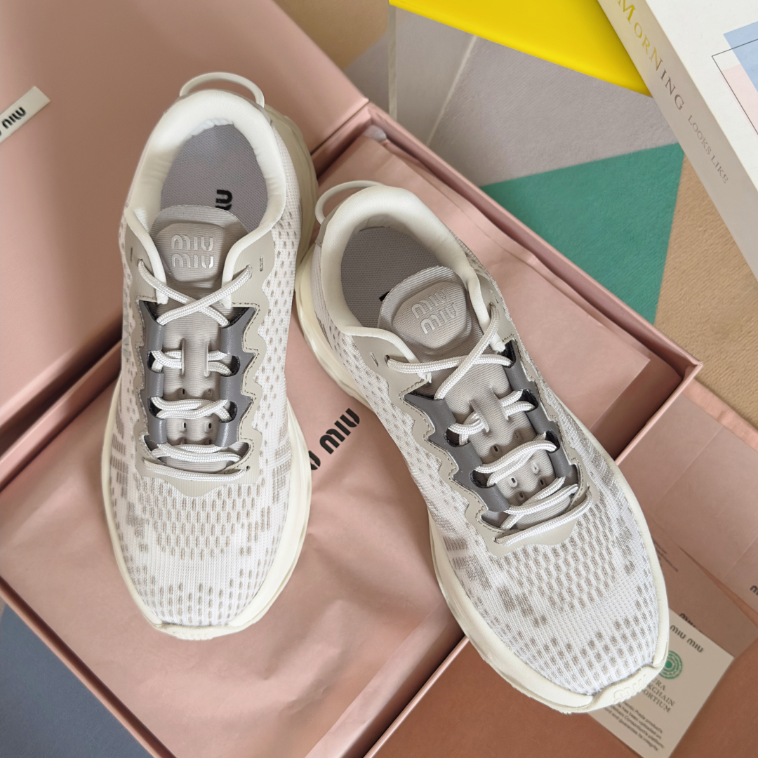 顶级版本：情侣款
MiuMiu缪缪 最新 复古 情侣款 厚底 飞织 休闲 运动鞋
原版购入开发 做货 这