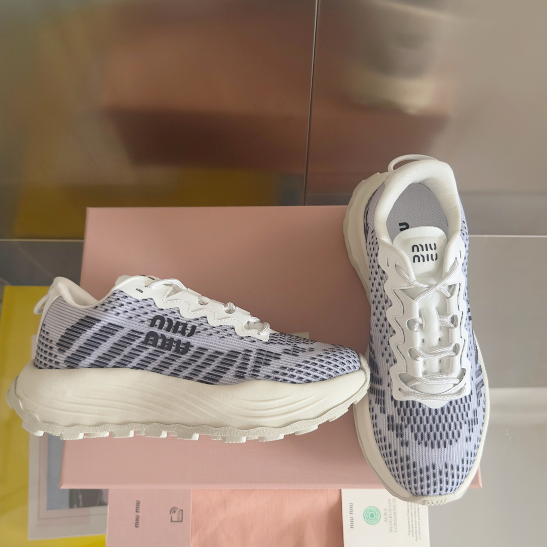 顶级版本：情侣款
MiuMiu缪缪 最新 复古 情侣款 厚底 飞织 休闲 运动鞋
原版购入开发 做货 这