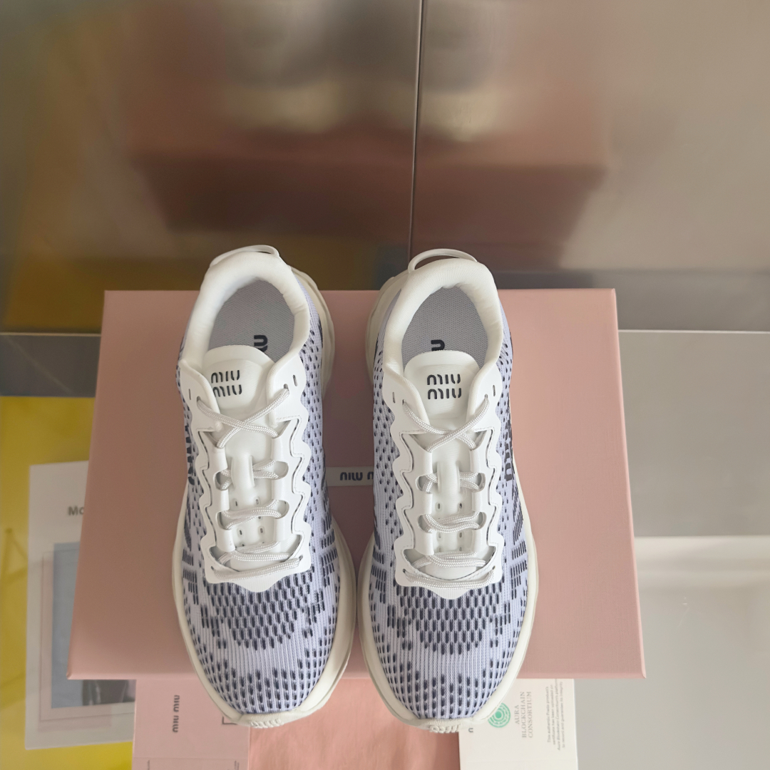 顶级版本：情侣款
MiuMiu缪缪 最新 复古 情侣款 厚底 飞织 休闲 运动鞋
原版购入开发 做货 这