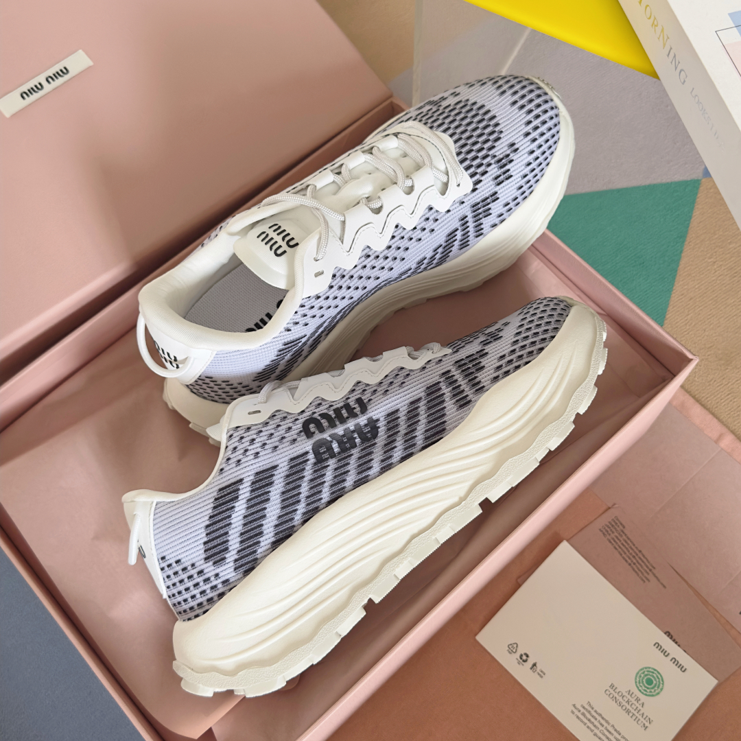 顶级版本：情侣款
MiuMiu缪缪 最新 复古 情侣款 厚底 飞织 休闲 运动鞋
原版购入开发 做货 这