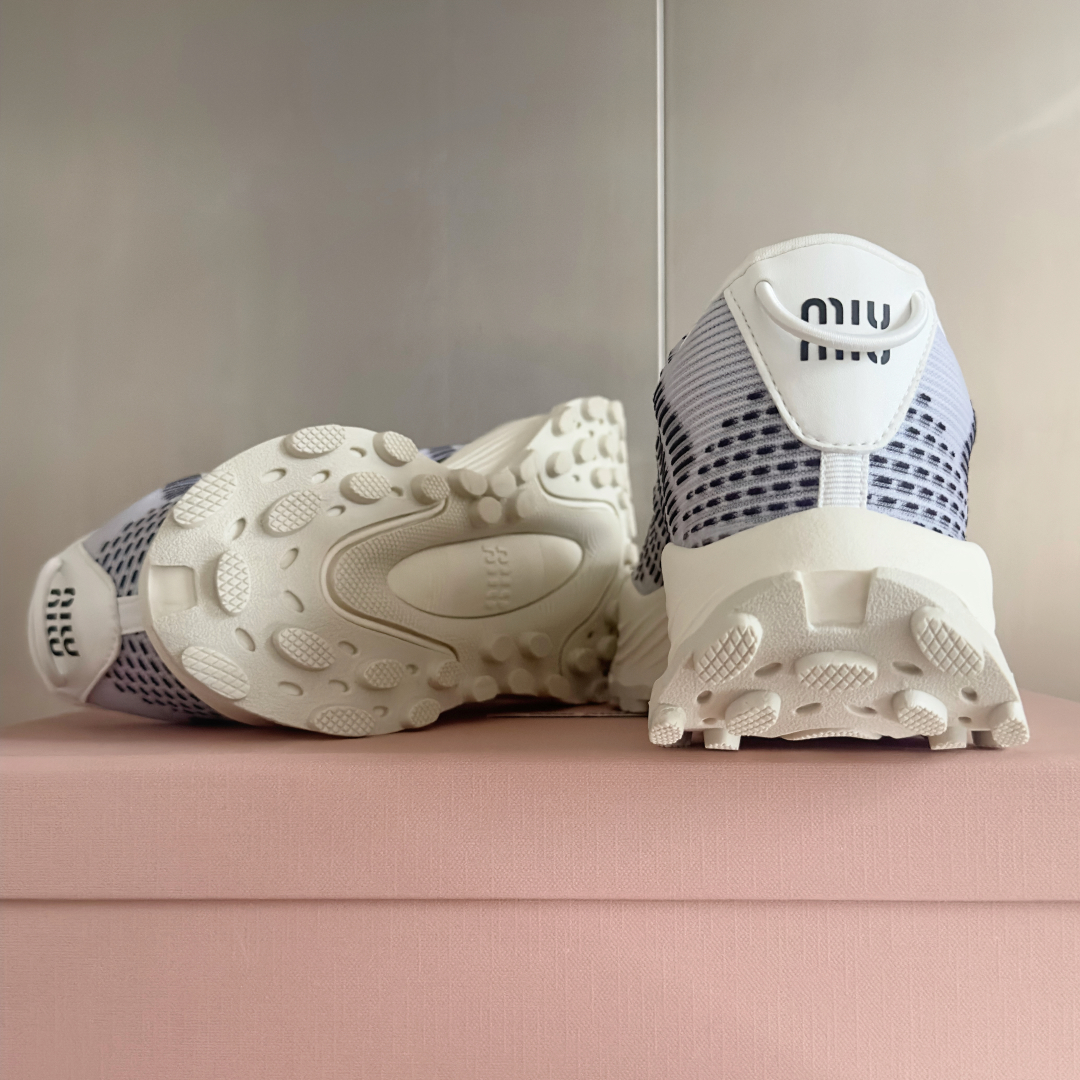 顶级版本：情侣款
MiuMiu缪缪 最新 复古 情侣款 厚底 飞织 休闲 运动鞋
原版购入开发 做货 这