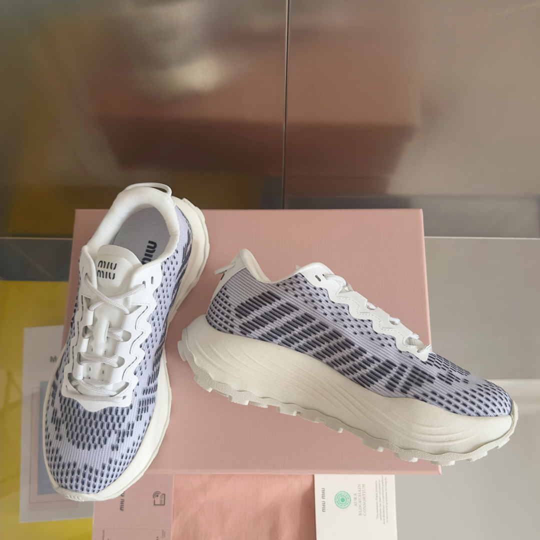 顶级版本：情侣款
MiuMiu缪缪 最新 复古 情侣款 厚底 飞织 休闲 运动鞋
原版购入开发 做货 这
