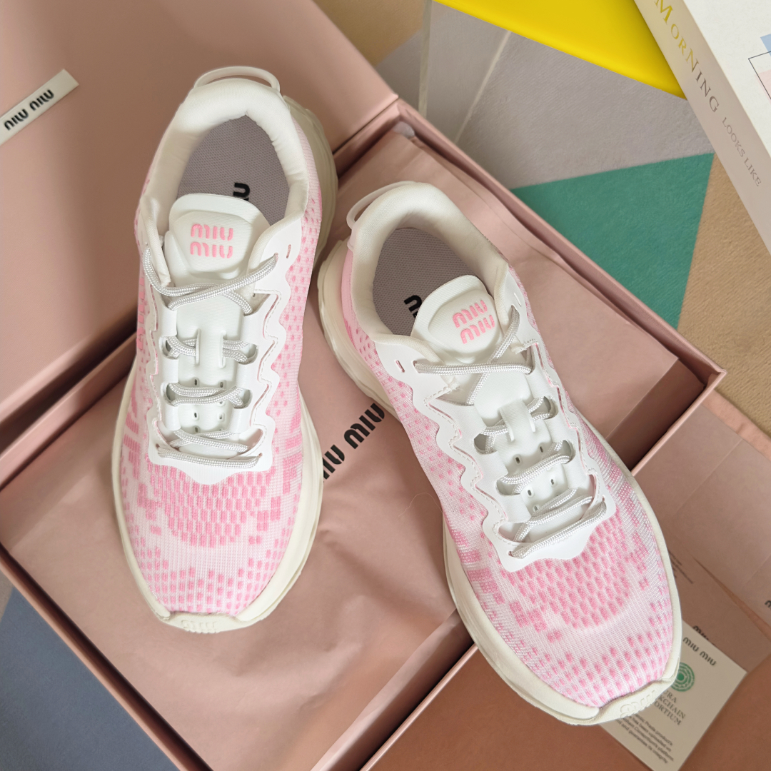 顶级版本：情侣款
MiuMiu缪缪 最新 复古 情侣款 厚底 飞织 休闲 运动鞋
原版购入开发 做货 这