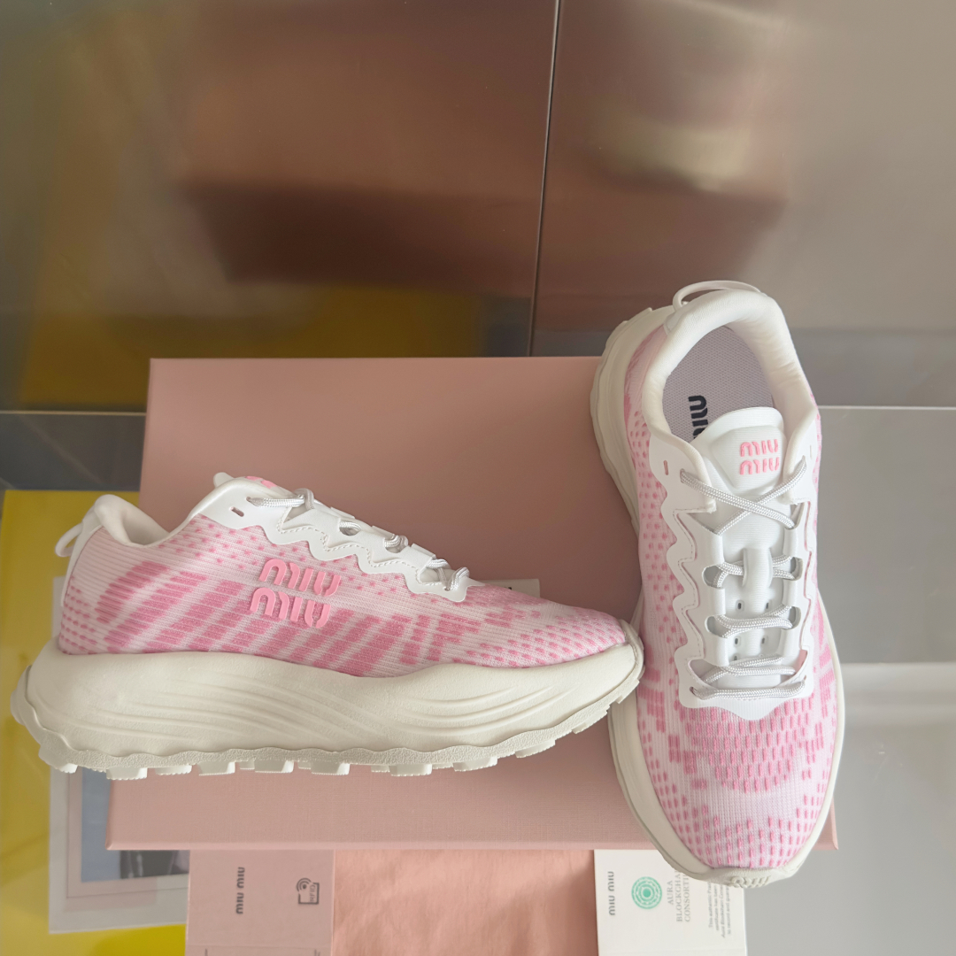 顶级版本：情侣款
MiuMiu缪缪 最新 复古 情侣款 厚底 飞织 休闲 运动鞋
原版购入开发 做货 这