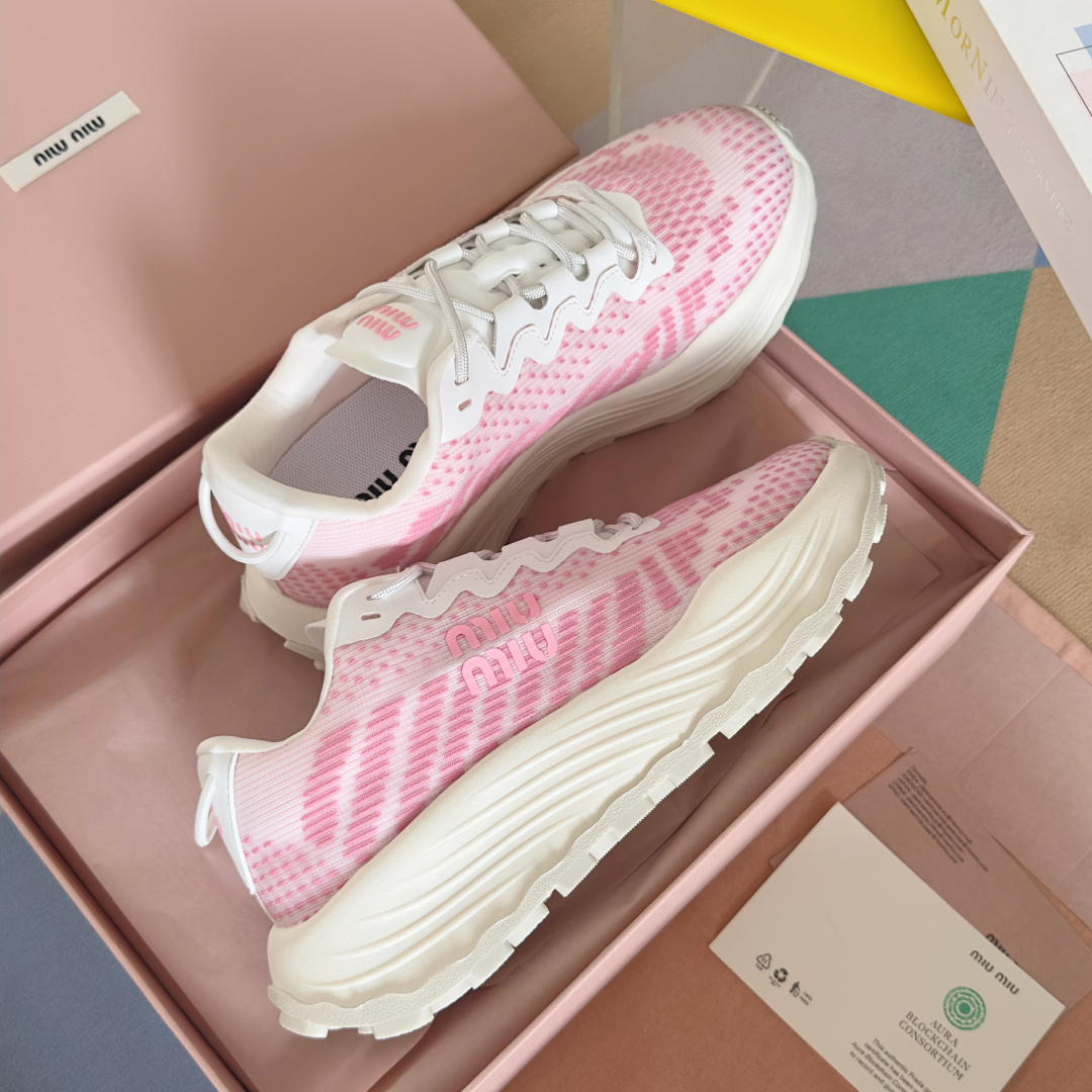顶级版本：情侣款
MiuMiu缪缪 最新 复古 情侣款 厚底 飞织 休闲 运动鞋
原版购入开发 做货 这