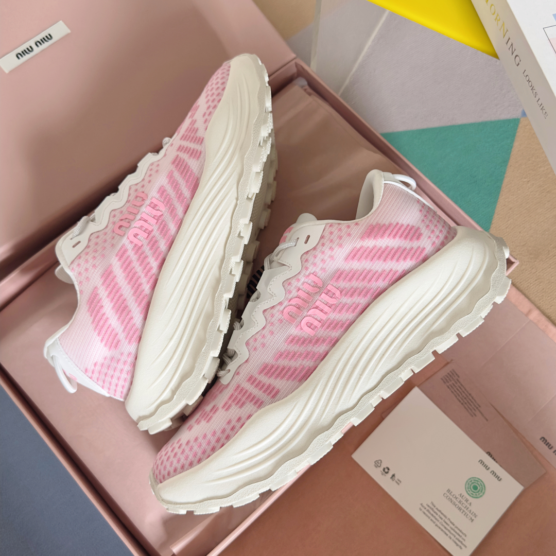 顶级版本：情侣款
MiuMiu缪缪 最新 复古 情侣款 厚底 飞织 休闲 运动鞋
原版购入开发 做货 这