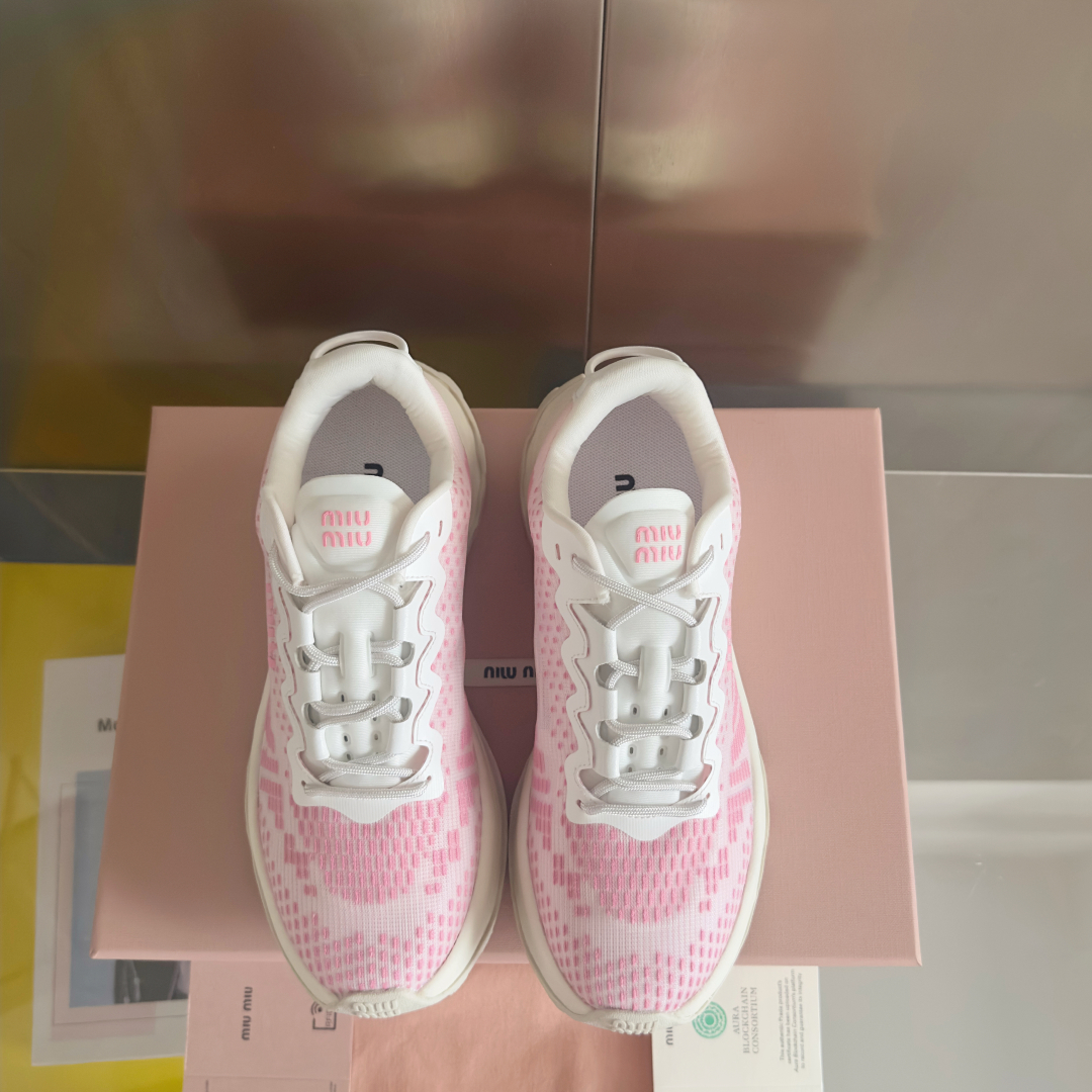 顶级版本：情侣款
MiuMiu缪缪 最新 复古 情侣款 厚底 飞织 休闲 运动鞋
原版购入开发 做货 这