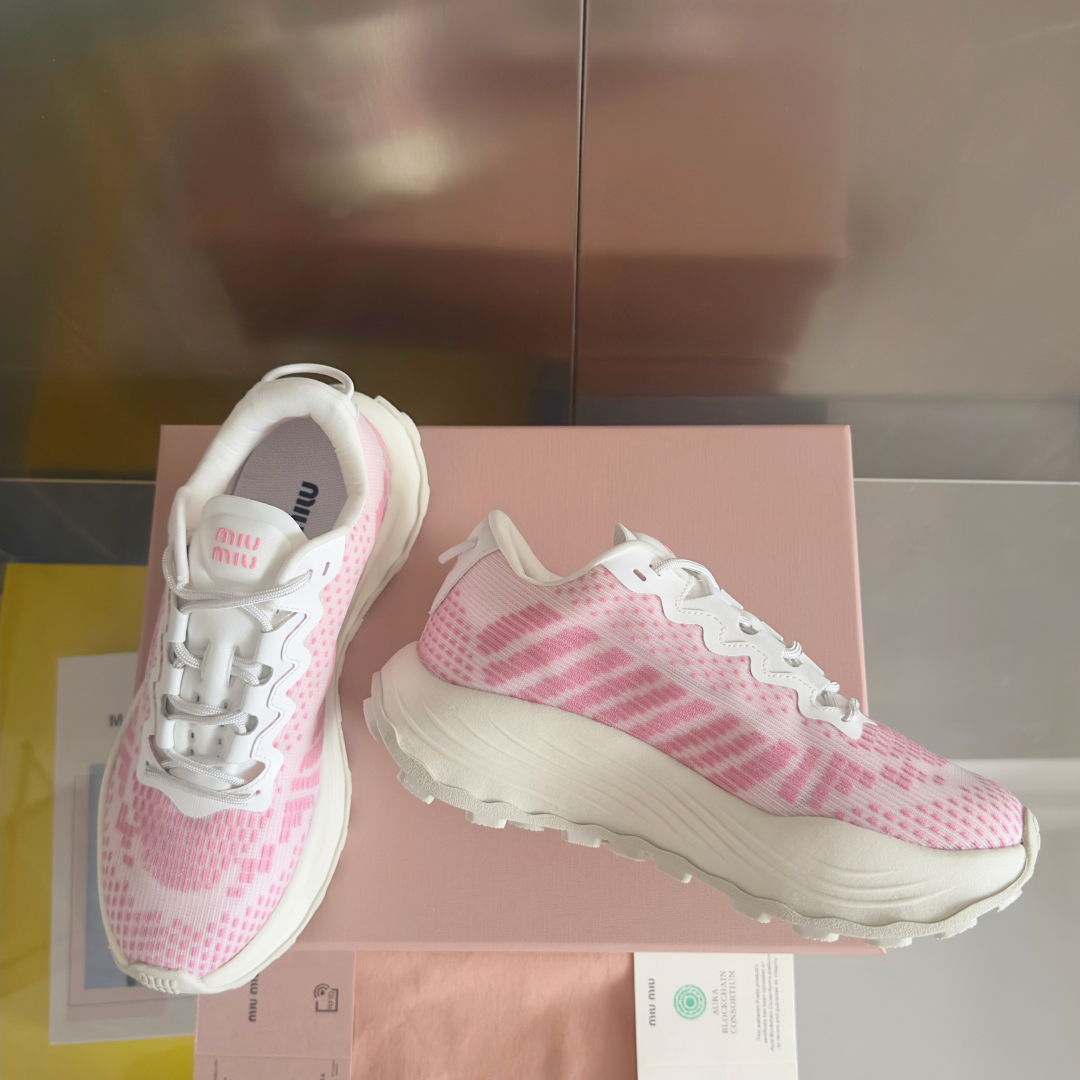 顶级版本：情侣款
MiuMiu缪缪 最新 复古 情侣款 厚底 飞织 休闲 运动鞋
原版购入开发 做货 这