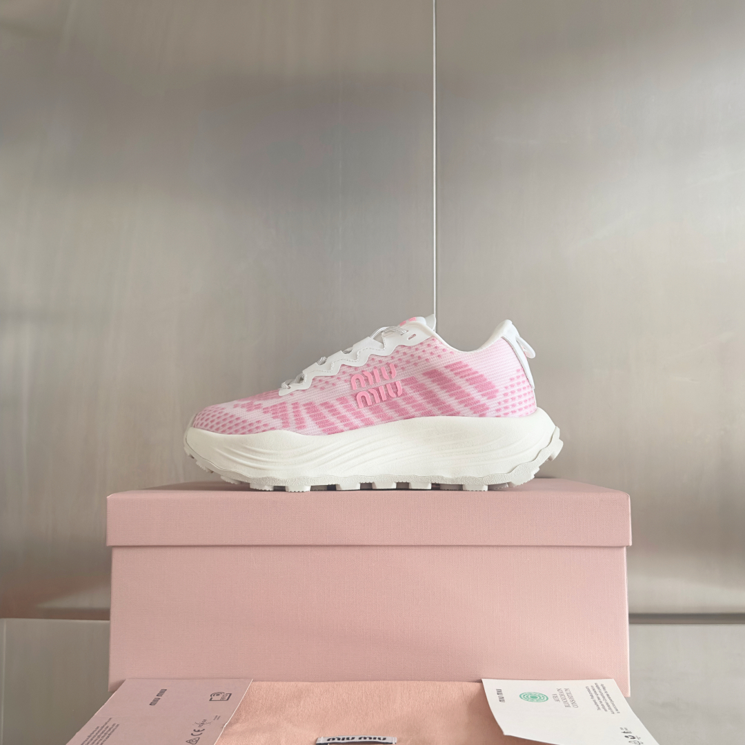 顶级版本：情侣款
MiuMiu缪缪 最新 复古 情侣款 厚底 飞织 休闲 运动鞋
原版购入开发 做货 这