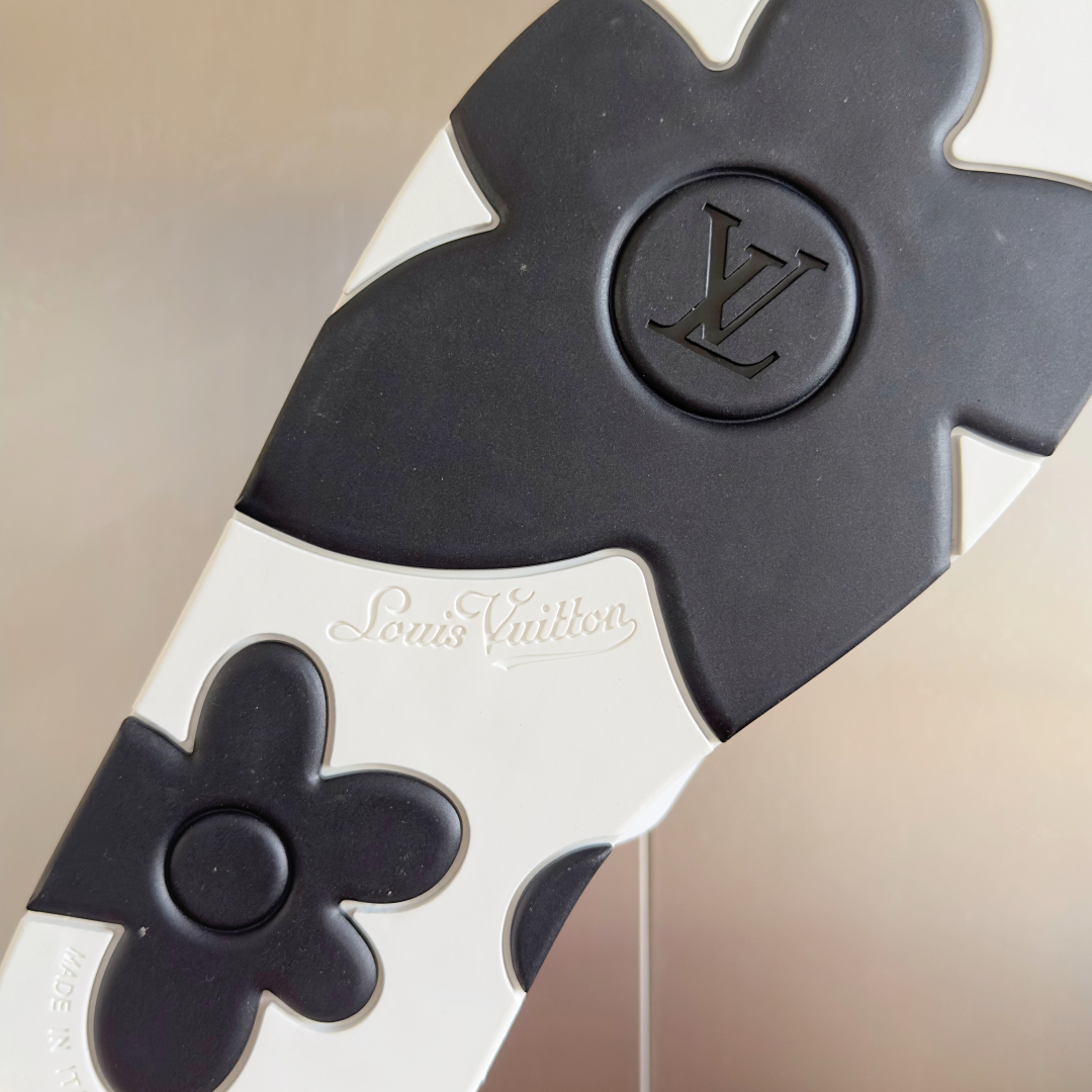 顶级版本：
LV路易威登L家驴牌 最新 男士 厚底 拖鞋 凉鞋
原版购入开发 做货 本款 凉拖取材 Mo