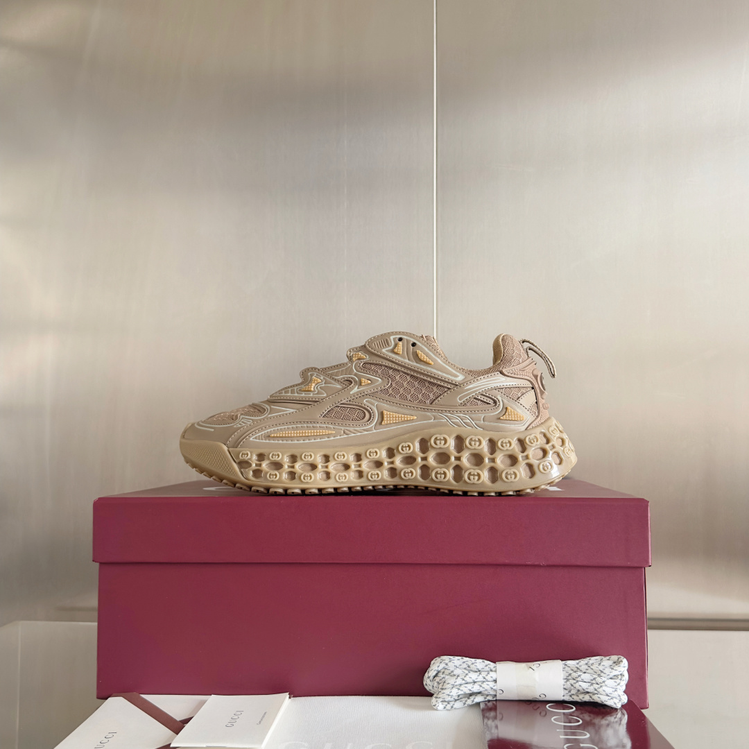 顶级版本:
Gucci 古驰 最新cub3d系列 厚底 休闲 运动鞋 老爹鞋
原版购入开发 做货 202