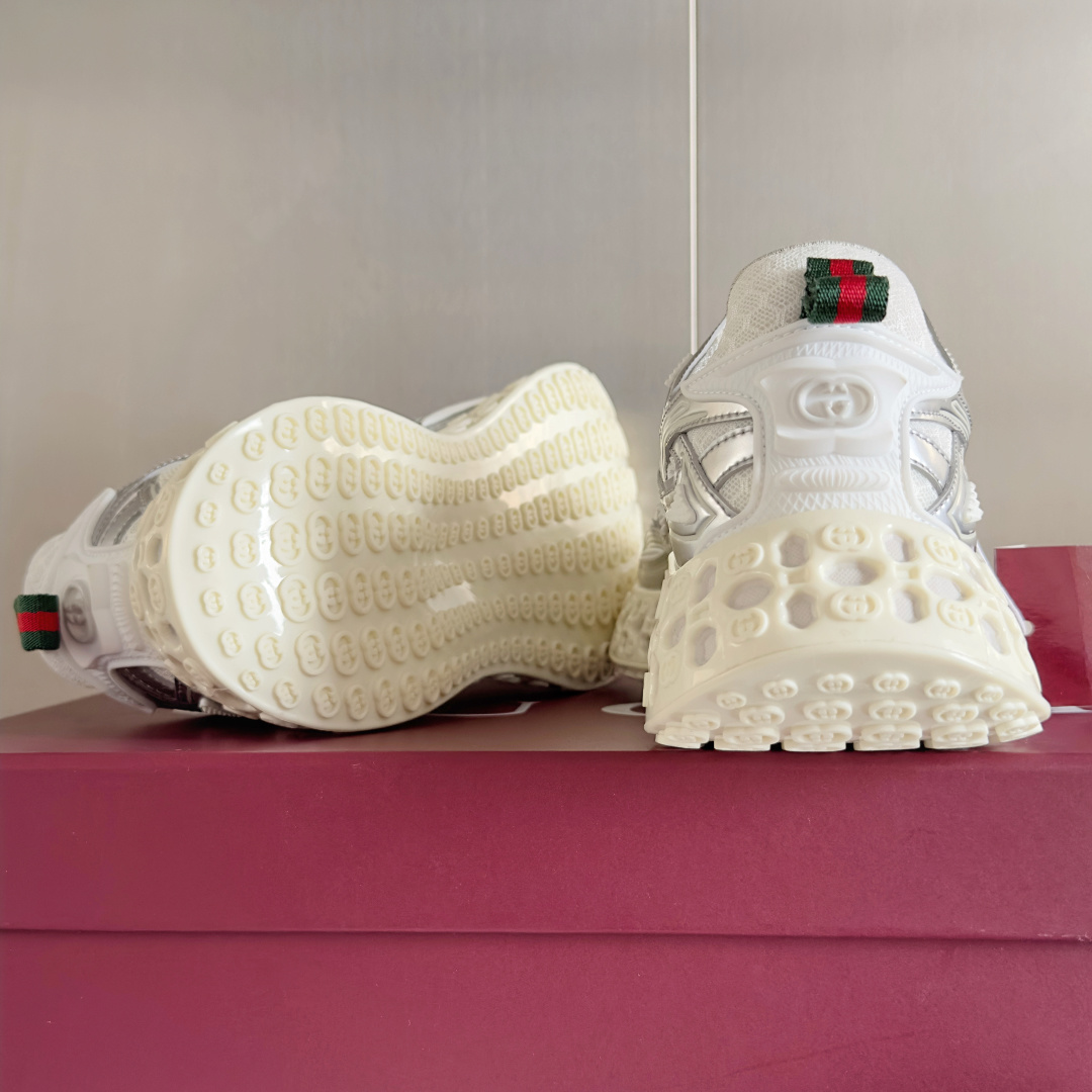 顶级版本:
Gucci 古驰 最新cub3d系列 厚底 休闲 运动鞋 老爹鞋
原版购入开发 做货 202
