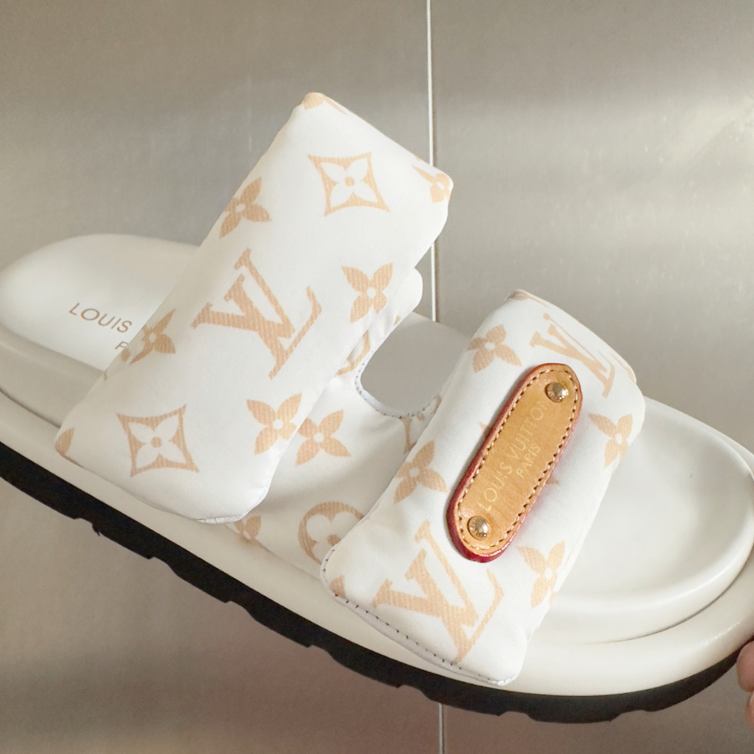 顶级版本：
LV路易威登 L家 驴牌Pool Pillow Comfort系列 魔术贴 老花 厚底 凉鞋