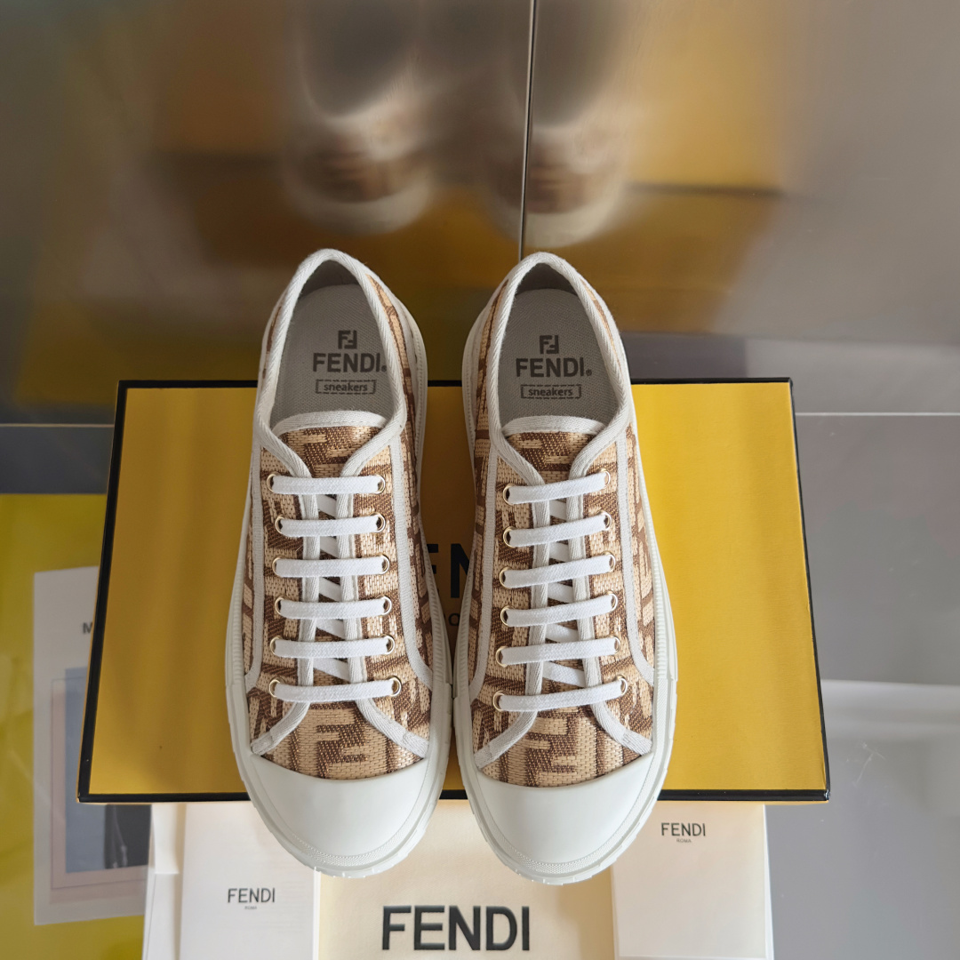 顶级版本:情侣款
Fendi芬迪Domino系列 老花FF帆布 情侣款 休闲 运动鞋 滑板鞋
原版购入开