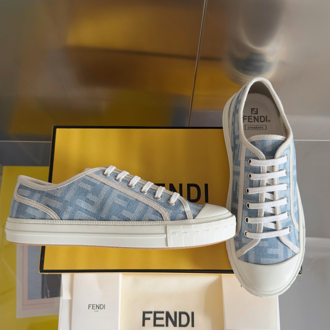 顶级版本：情侣款
Fendi芬迪Domino系列 老花FF帆布 情侣款 休闲 运动鞋 滑板鞋
原版购入开