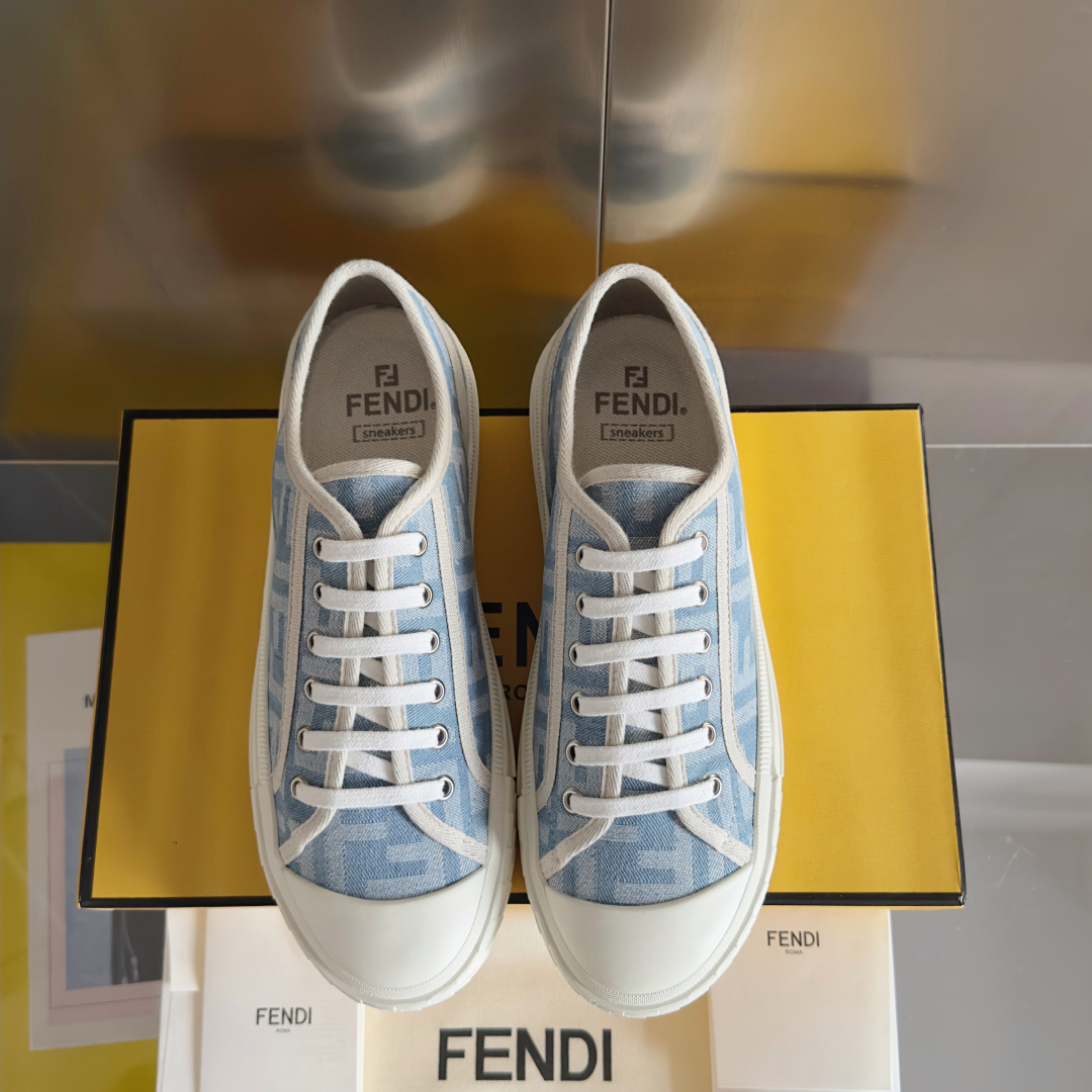 顶级版本：情侣款
Fendi芬迪Domino系列 老花FF帆布 情侣款 休闲 运动鞋 滑板鞋
原版购入开