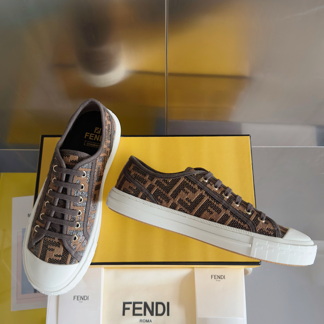 顶级版本:情侣款
Fendi芬迪Domino系列 老花FF帆布 情侣款 休闲 运动鞋 滑板鞋
原版购入开
