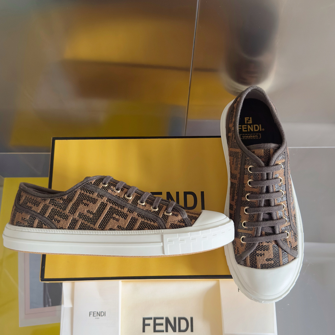 顶级版本:情侣款
Fendi芬迪Domino系列 老花FF帆布 情侣款 休闲 运动鞋 滑板鞋
原版购入开
