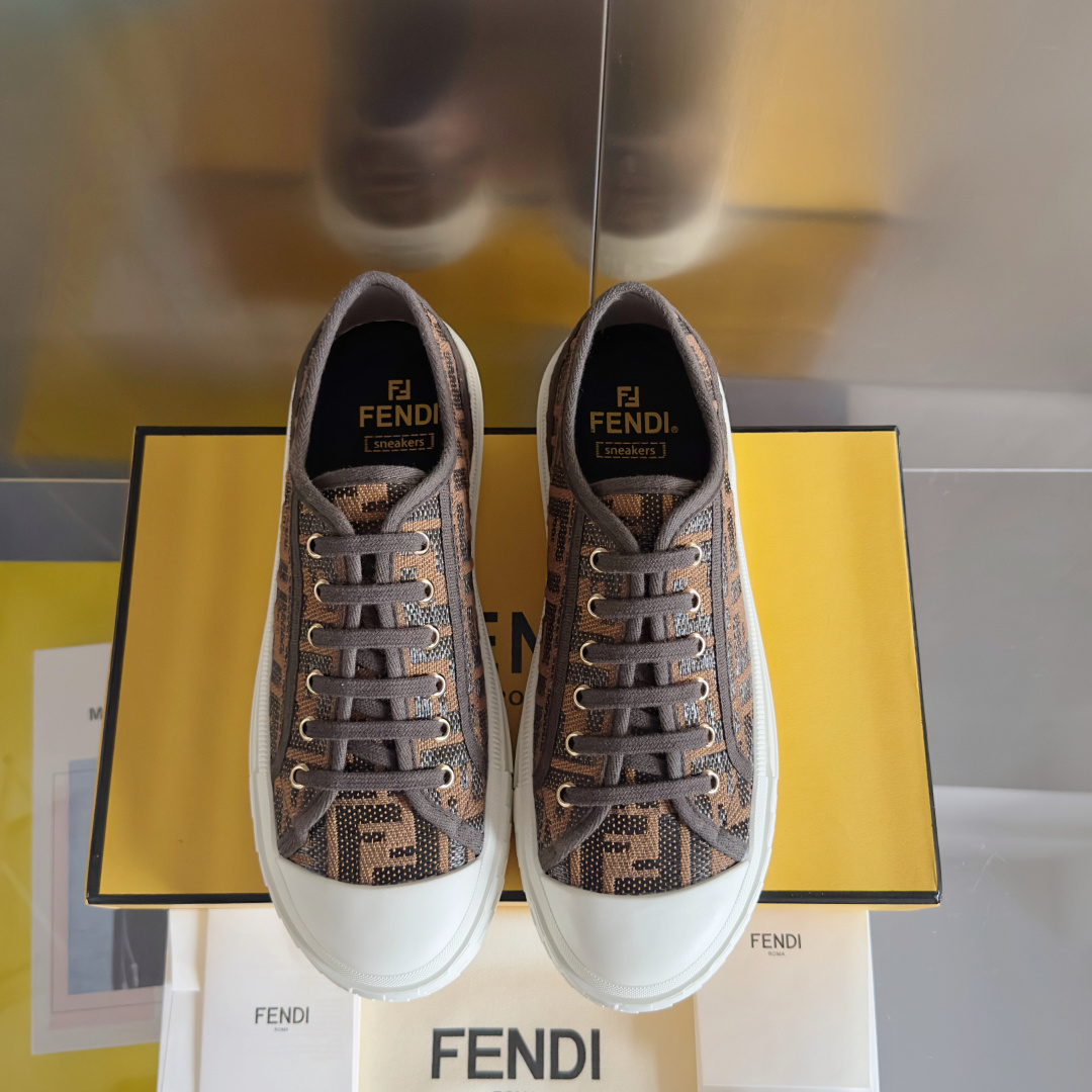 顶级版本:情侣款
Fendi芬迪Domino系列 老花FF帆布 情侣款 休闲 运动鞋 滑板鞋
原版购入开