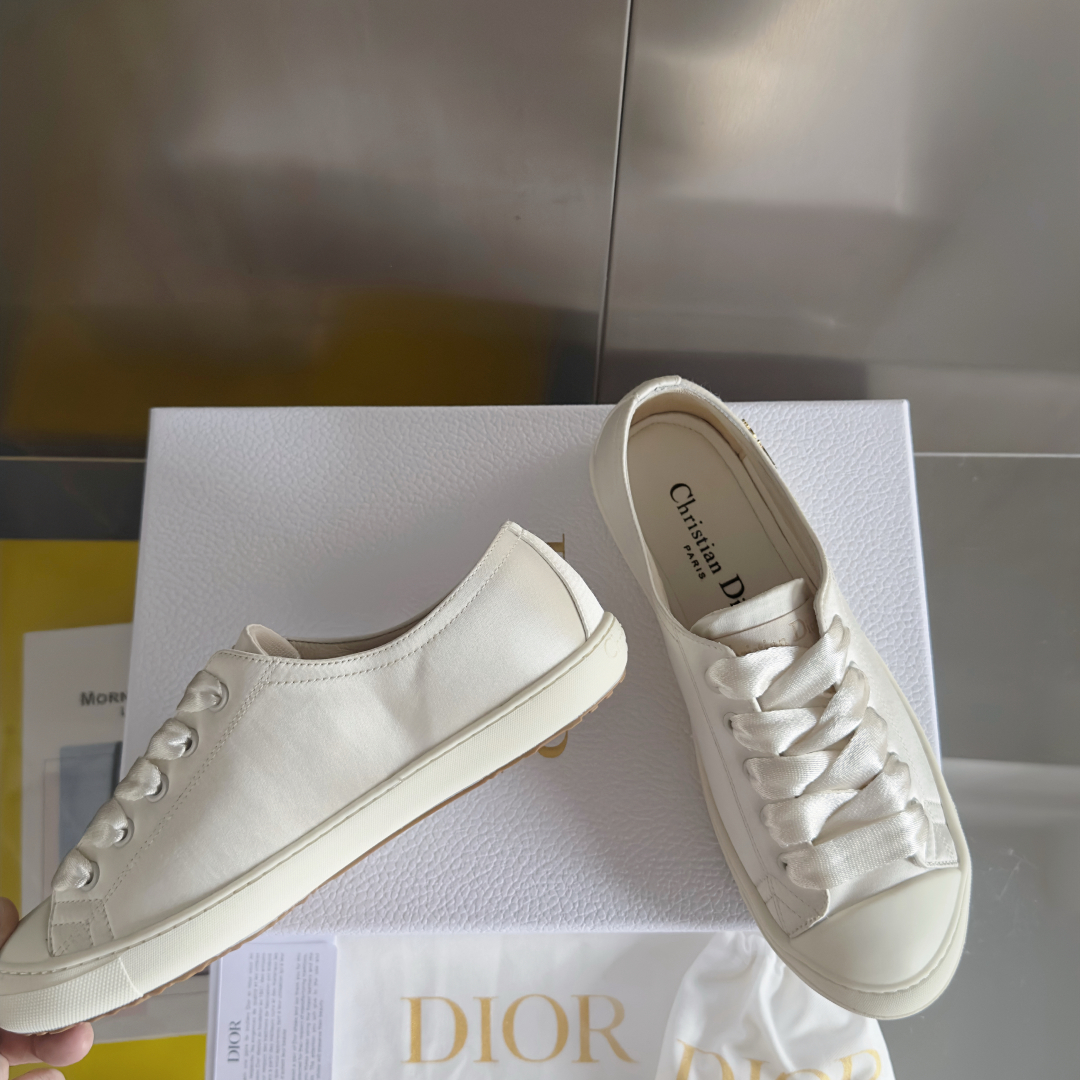顶级版本：女款
Dior 迪奥 最新Lucky系列 绸缎 小白鞋 休闲 运动鞋
原版购入开发 做货 这款