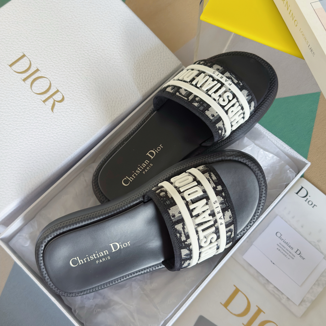 顶级版本：女款
Dior迪奥 最新Dway系列 魔术贴 老花 厚底 凉拖鞋
原版购入开发 做货 这款 D