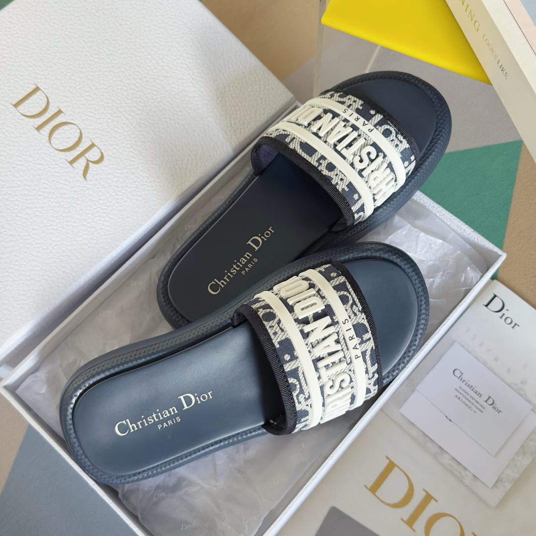 顶级版本：女款
Dior迪奥 最新Dway系列 魔术贴 老花 厚底 凉拖鞋
原版购入开发 做货 这款 D