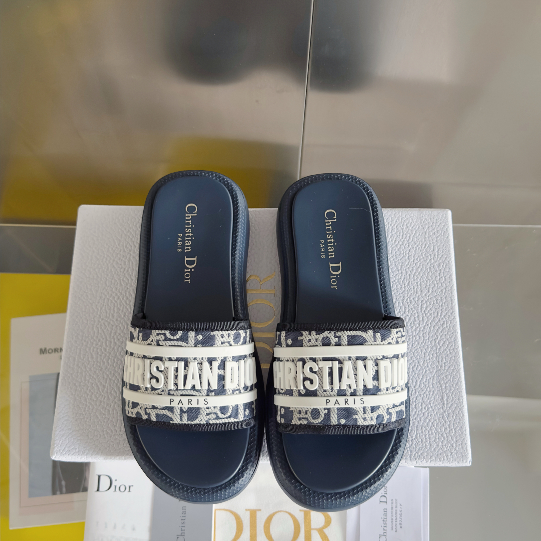 顶级版本：女款
Dior迪奥 最新Dway系列 魔术贴 老花 厚底 凉拖鞋
原版购入开发 做货 这款 D