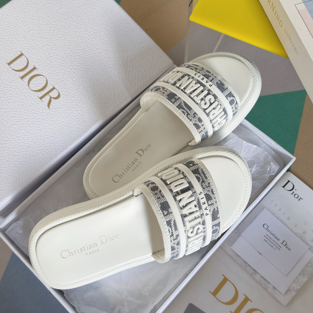 顶级版本：女款
Dior迪奥 最新Dway系列 魔术贴 老花 厚底 凉拖鞋
原版购入开发 做货 这款 D