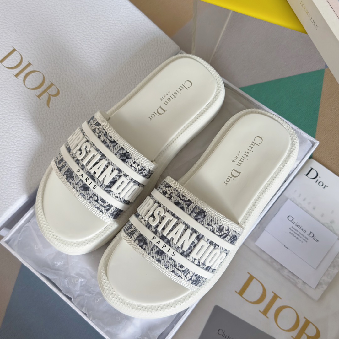 顶级版本：女款
Dior迪奥 最新Dway系列 魔术贴 老花 厚底 凉拖鞋
原版购入开发 做货 这款 D