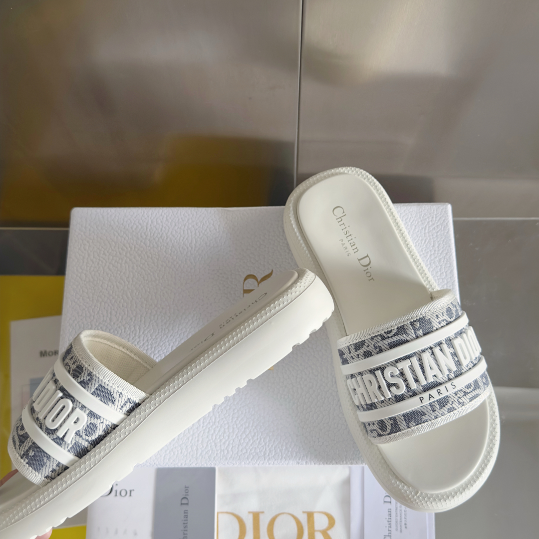 顶级版本：女款
Dior迪奥 最新Dway系列 魔术贴 老花 厚底 凉拖鞋
原版购入开发 做货 这款 D
